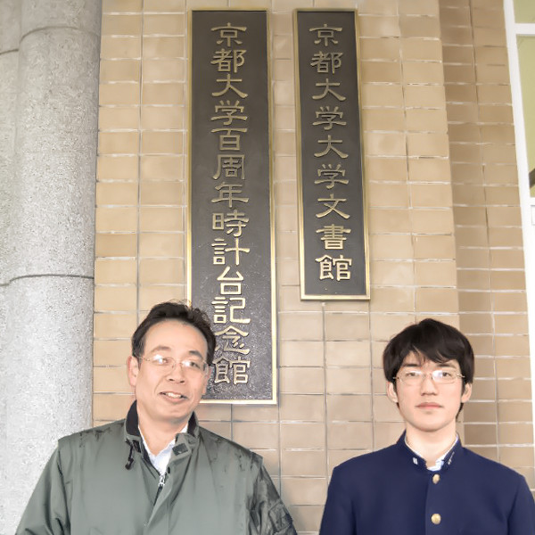 京都大学前での合格記念写真の画像2